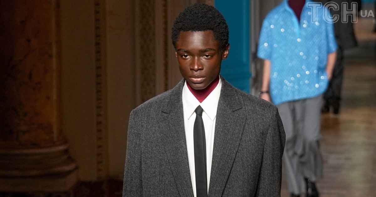 Показ мужской коллекции Модного дома Valentino осень-зима 2024-2025