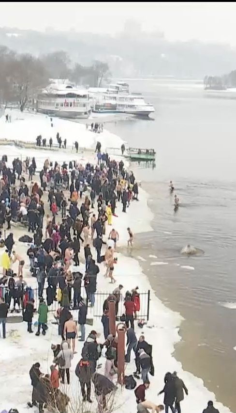 Голые Деды Морозы бегали по улицам и купались в проруби в Новосибирске