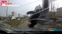 В Бердянске пешеход, чтобы спастись, намеренно запрыгнул на капот авто