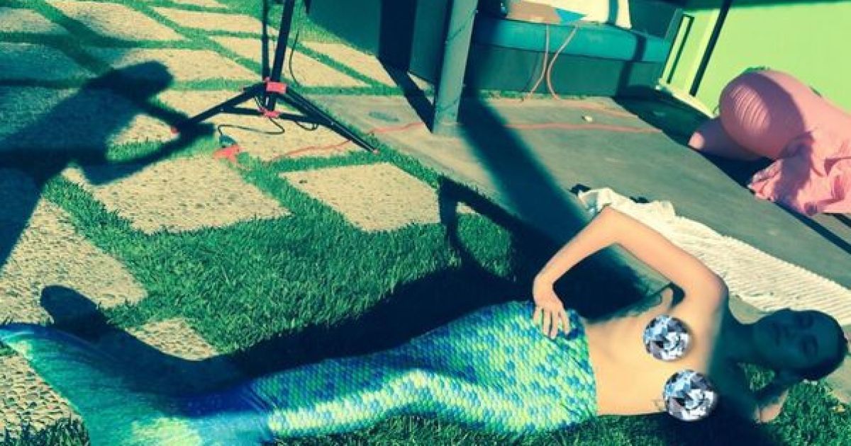 Самые яркие снимки звезд в образе русалки