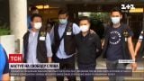 Новини світу: у Гонконзі пів тисячі поліцейських увірвалися з обшуком до ліберального видання