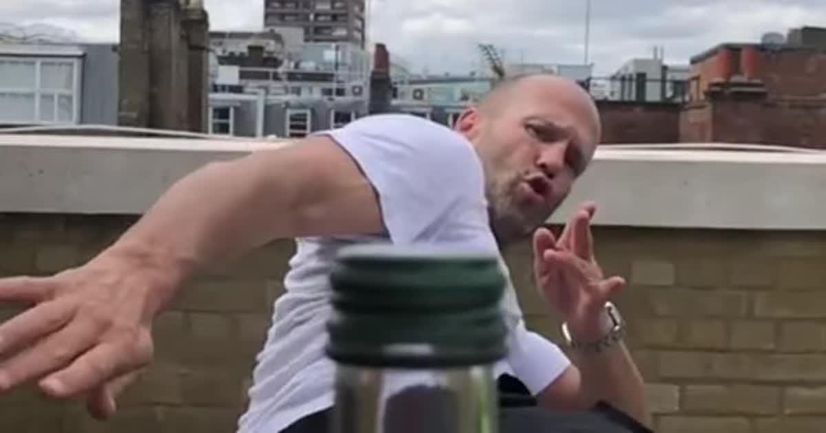 #bottlecapchallenge: Джейсон Стейтем та юзери збивають кришечки з пляшок ударом ноги