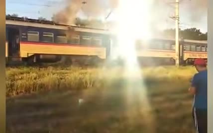 Под Днепром загорелась пригородная электричка с пассажирами