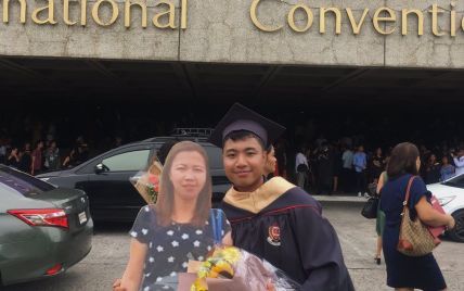 Філіппінець прийшов на випускний з картонною фігурою мами, яка померла через хворобу