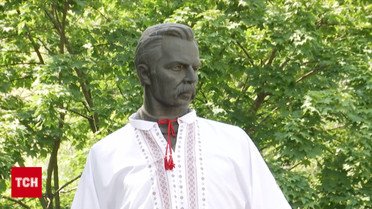 Одели даже памятники! Чем запомнится день вышиванки в этом году