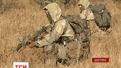 Разведчики спецотделения тренируются давать врагу отпор на близком расстоянии