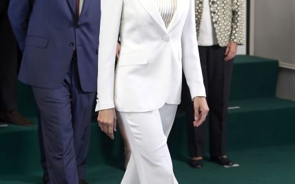 У білосніжному костюмі: королева Летиція продемонструвала на публіці черговий діловий образ