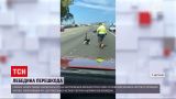 Новости мира: семейка черных лебедей заблокировала движение на австралийской автомагистрали