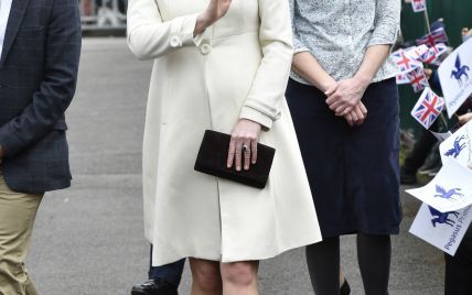 В пальто за 170 долларов: беременная герцогиня Кембриджская вышла в свет в новом наряде
