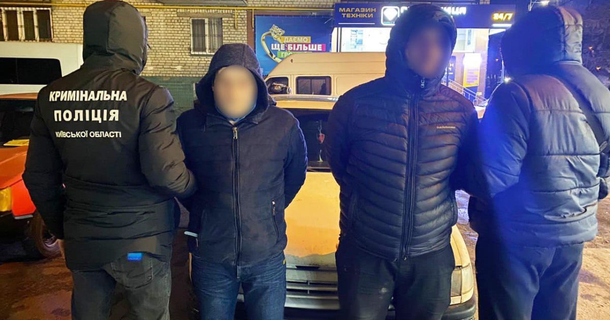 Подбирали отмычки и открывали замки: в Киевской области задержали иностранцев-"домушников", которые следили за детьми