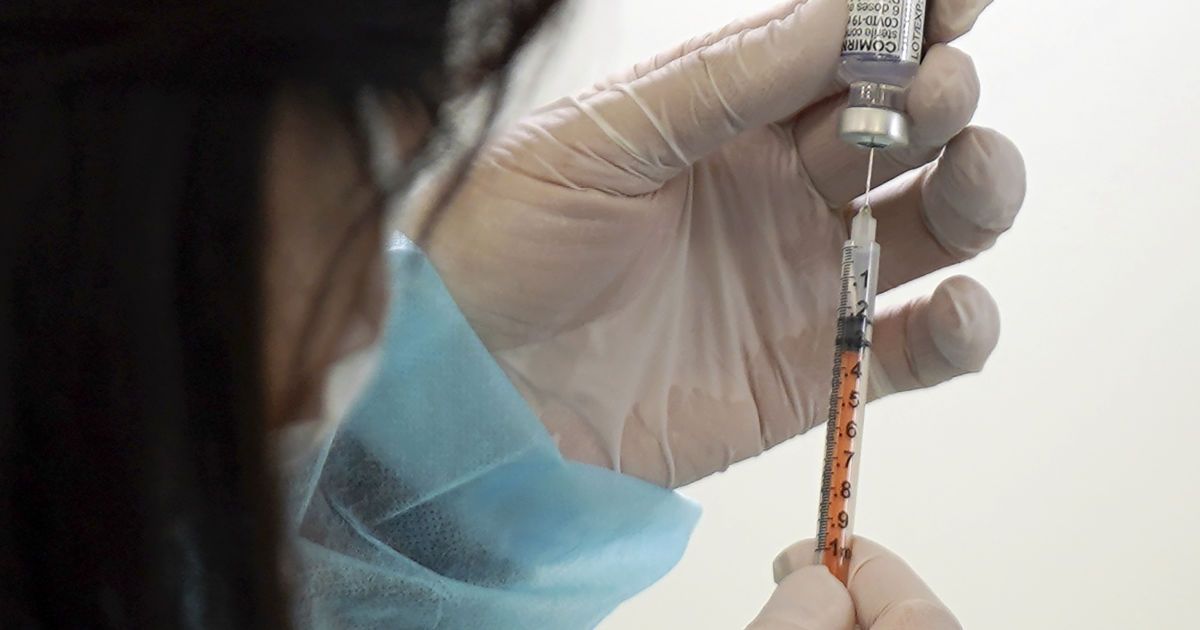 Третья доза нашей вакцины защищает против штама "Омикрон" — AstraZeneca