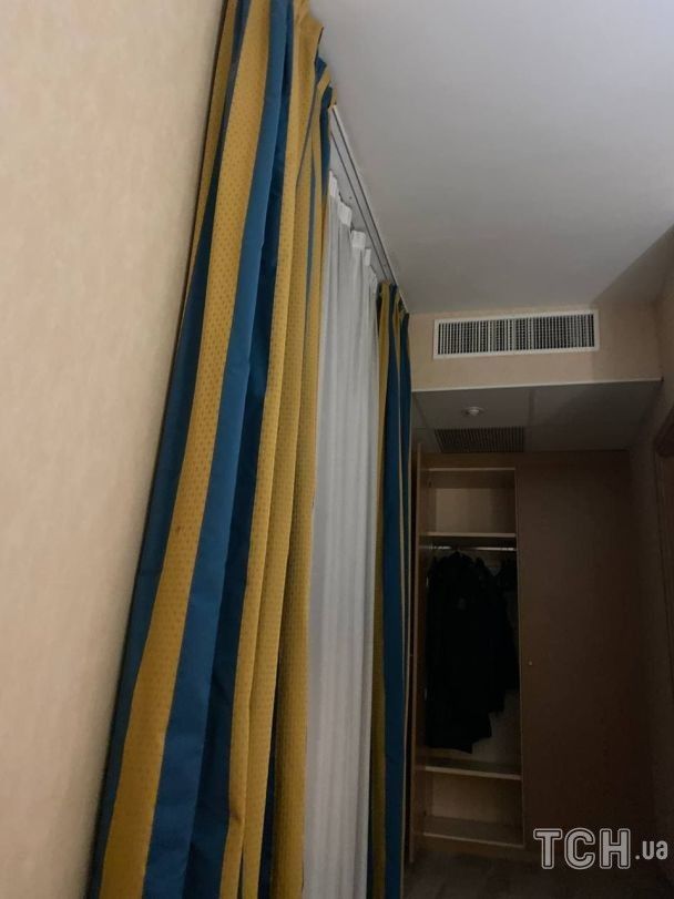 В номере гостиницы в Милане желто-голубые шторы