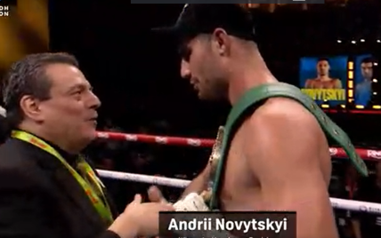 Украинец Новицкий одержал победу в андеркарде реванша Усик – Фьюри (видео)