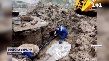 У Херсоні комунальники намагаються лагодити пошкоджені мережі