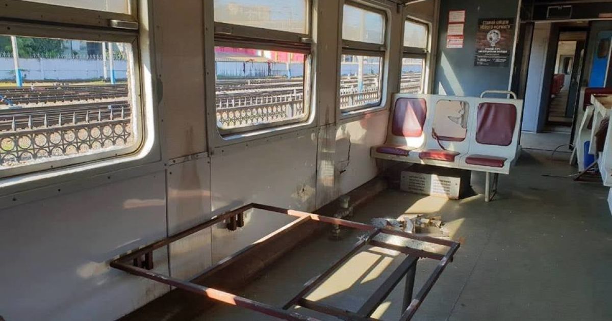 На Киевщине вандалы разгромили вагон электрички, а полиция не отреагировала на вызов