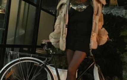 Волочкова в мини-платье каталась на велосипеде по Крыму