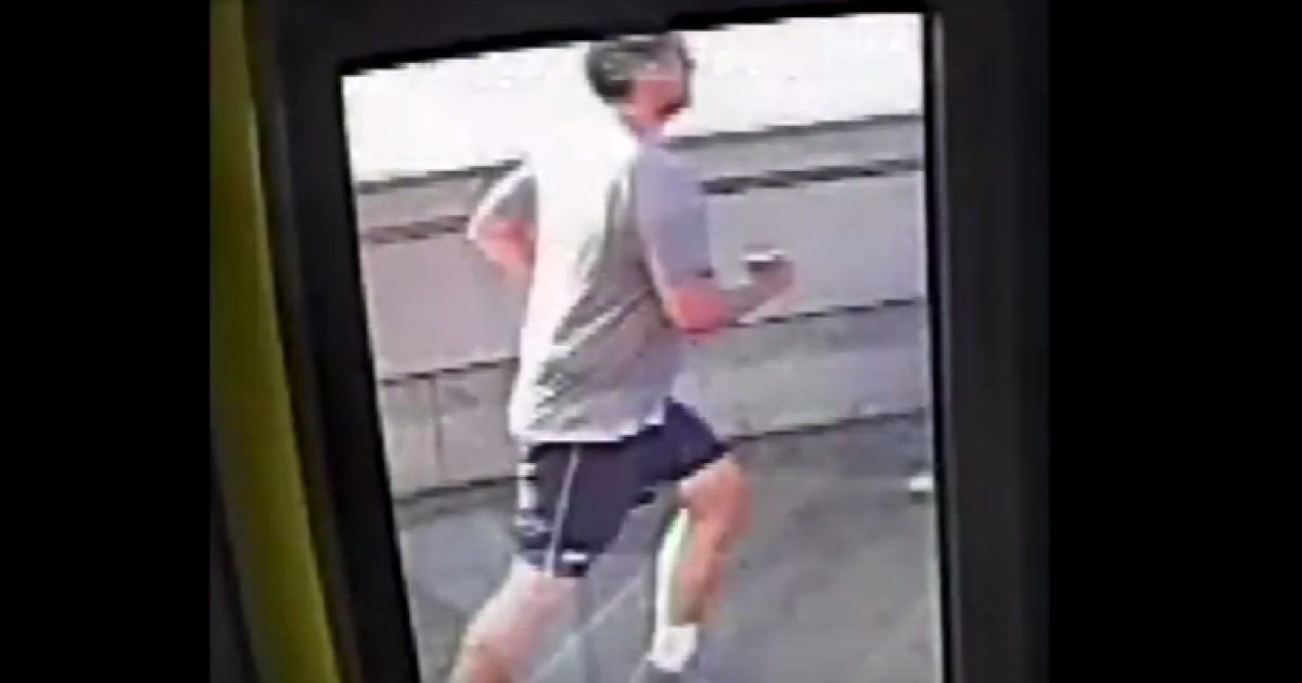 У Лондоні бігун зненацька зіштовхнув жінку з тротуару просто під колеса автобуса