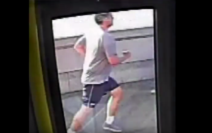 В Лондоне бегун неожиданно столкнул женщину с тротуара прямо под колеса автобуса