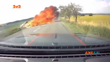 В Бразилии отчаянный байкер продемонстрировал смертельный номер на дороге