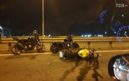 У Києві на шляхопроводі через аварію з мотоциклом утворилися затори (фото)