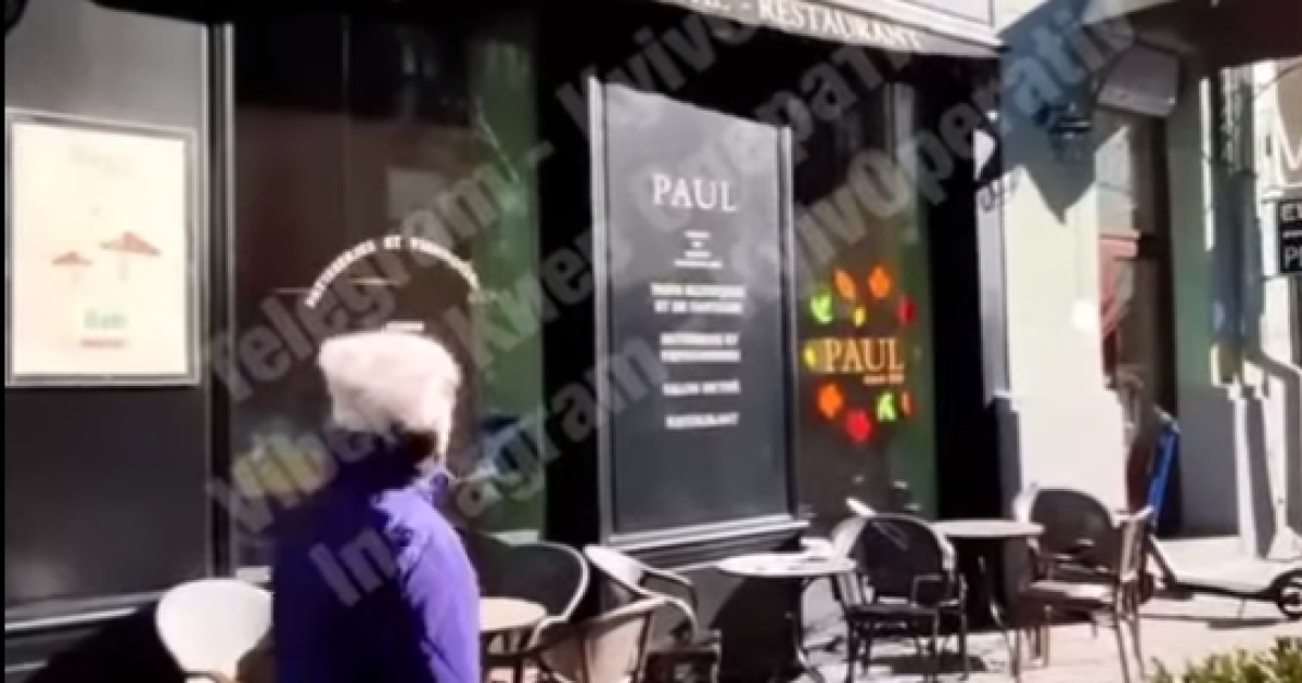 Встигли вчасно відбігти: в центрі Києва з будинку посипалася плитка просто на перехожих (відео)