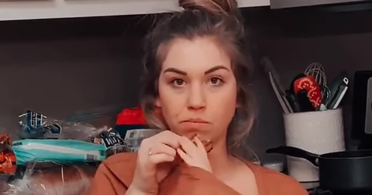 С печеньем вкуснее. Малышка украла у мамы десерт во время грудного вскармливания