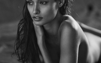 Полностью голая: модель Жизель Оливейра показала кадры из откровенной фотосессии
