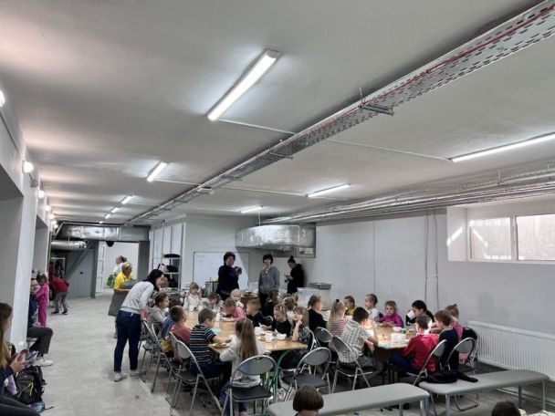 У ліцеї кажуть, що їх учні завжди мають гарячу їжу, яку в укриття приносять у боксах / фото мистецького ліцею 