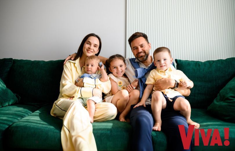 Тимур Мирошниченко с женой и детьми / © viva.ua