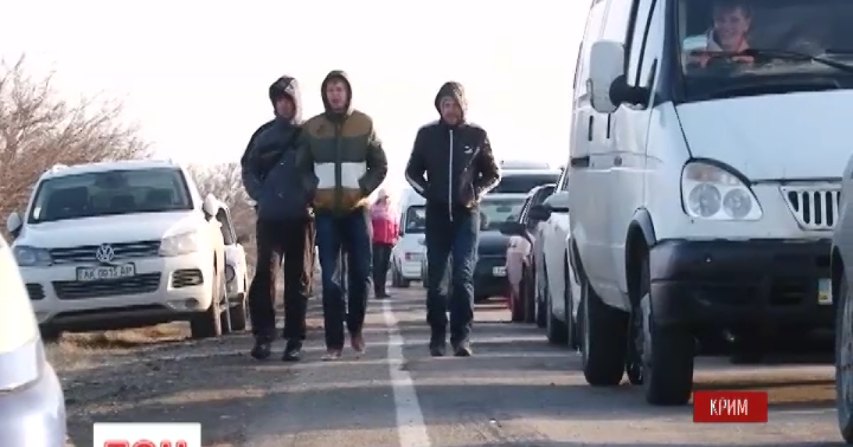 Ходять автобуси з Сімферополя (400 рублів) і Джанкоя (200 рублів), але до Новоалексеевк