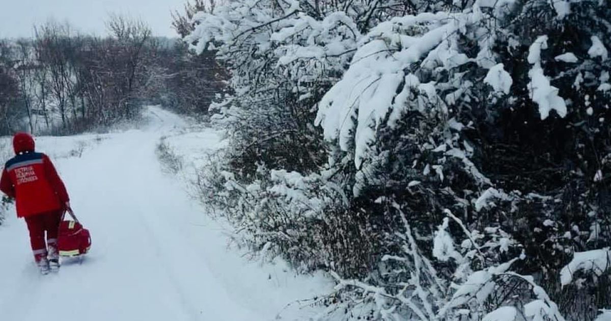 В Харківській області через снігові замети медикам швидкої довелося йти пішки до хворого: фото