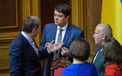 Разумков объявил перерыв сразу после начала заседания Рады и собрал глав фракций на совещание