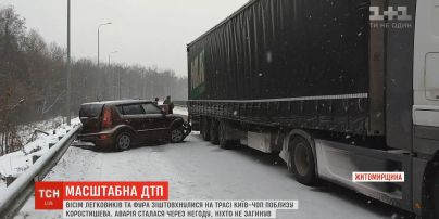 На трассе "Киев - Чоп" в Житомирской области столкнулись 9 автомобилей