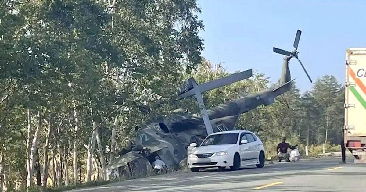 Российский Ми-8 аварийно сел на дорогу на Сахалине