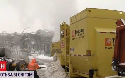 Плавильные машины и спецплощадки: куда девают снег с улиц Киева и Львова