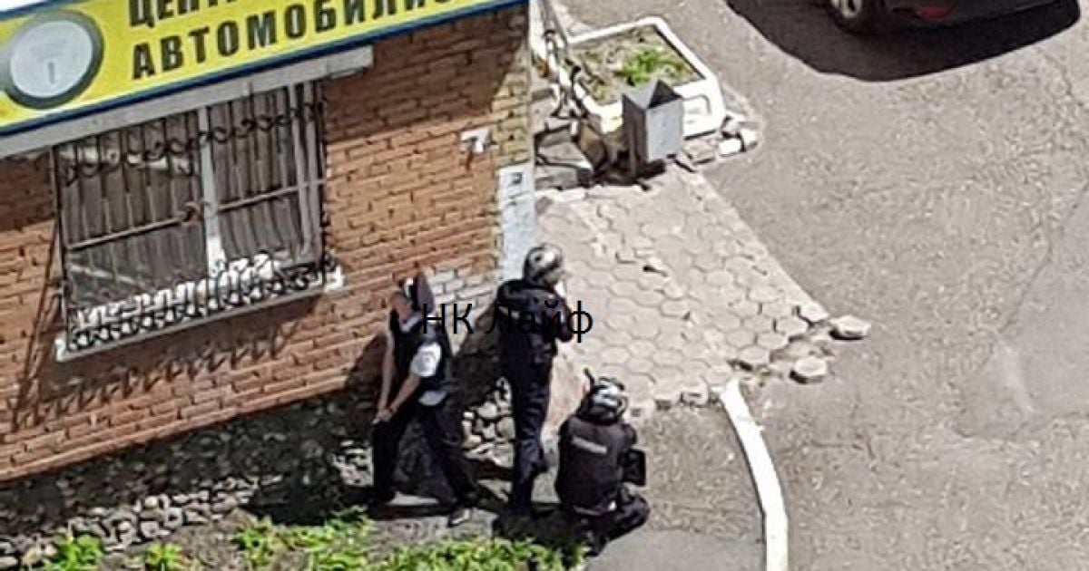 В России неизвестный убил женщину и взял заложников