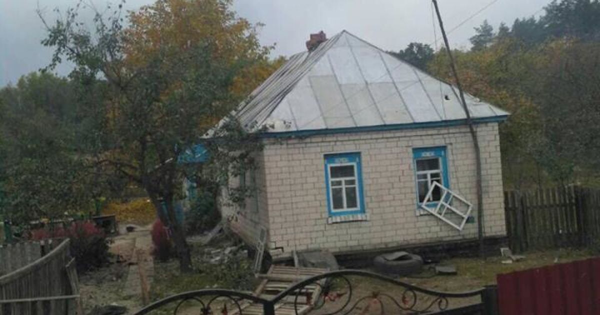 Розтрощені будинки і "вогняні" сади. Наслідки "бомбардування" Августівки снарядами з військового арсеналу