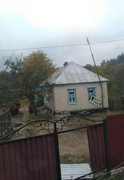 Розтрощені будинки і "вогняні" сади. Наслідки "бомбардування" Августівки снарядами з військового арсеналу