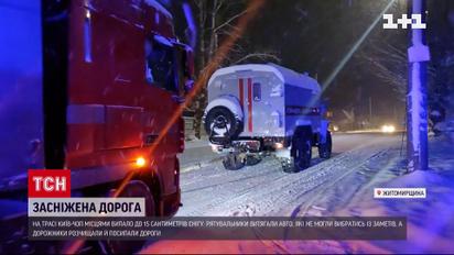 Снежные ловушки на дорогах: на Житомирщине и Ровенщине сильно заснежило