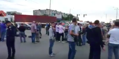 У Києві поблизу станції метро "Лісова" протестувальники перекрили дорогу: сталися сутички