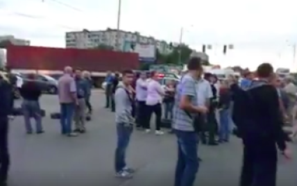 В Киеве вблизи станции метро "Лесная" протестующие перекрыли дорогу: произошли столкновения