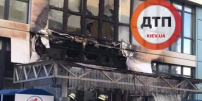 В Киеве в помещении жилого дома вспыхнул супермаркет: видео