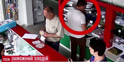 Пойманный на взятке чиновник втихаря обокрал магазин в Киеве
