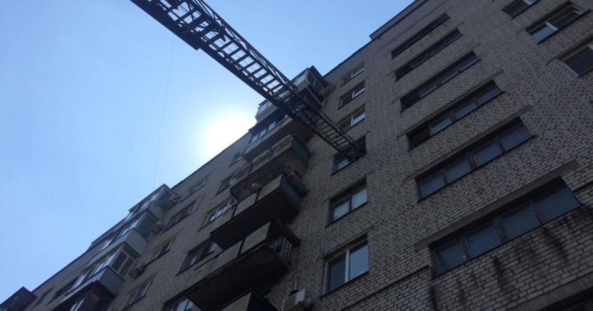 Пожежники викидають з квартири сміття, аби дістатись осередку пожежі / © Фото Валерії Ковалінської/ТСН