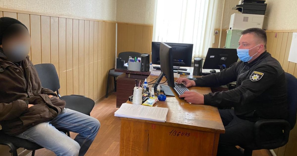 Не позичив гроші: в Одеській області хлопець забив пенсіонера молотком