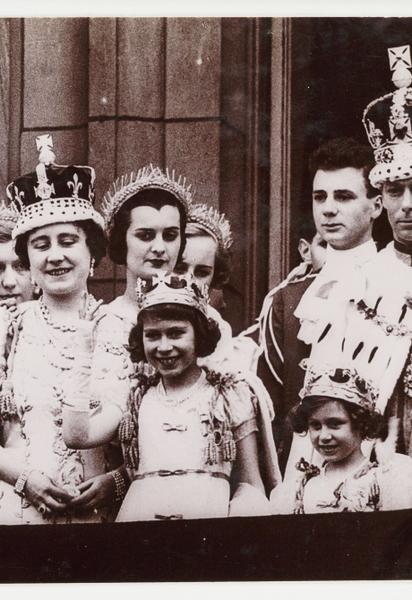 Фотография британской королевской семьи на балконе Букингемского дворца, сделанная неизвестным фотографом в мае 1937 года после коронации Георга VI. / © Getty Images