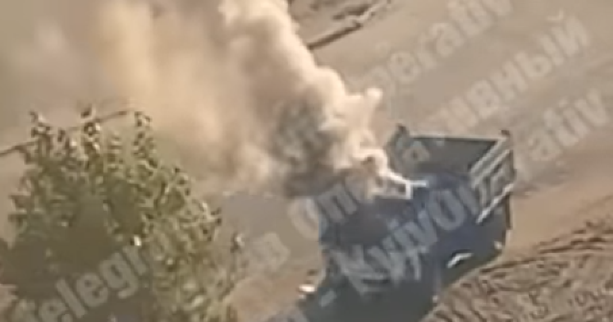 У Києві просто під час руху загорілась вантажівка: відео