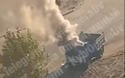 У Києві просто під час руху загорілась вантажівка: відео