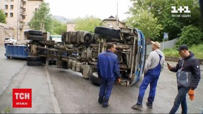 Новости Украины: в центре Киева перевернулся грузовик