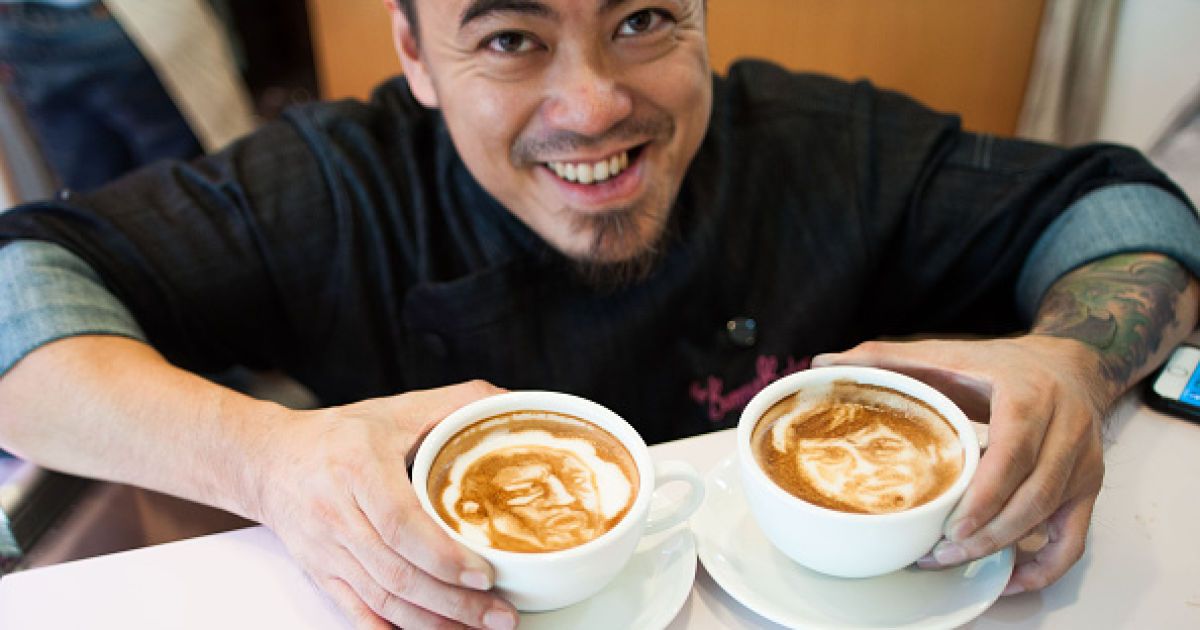 Филиппинский кофевар украшает свои напитки портретами Пакьяо и Мейвезера / © Getty Images